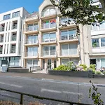 Modern Apartment Close To The Beach For 6